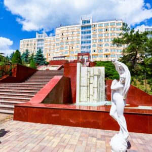 Территория в санатории «Солнечный» в Кисловодске - фотография