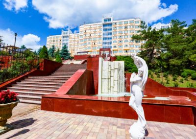 Территория в санатории «Солнечный» в Кисловодске - фотография