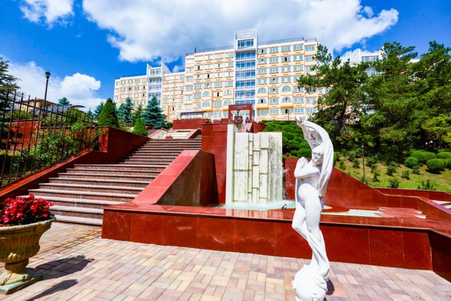 Территория в санатории «Солнечный» в Кисловодске - фотография