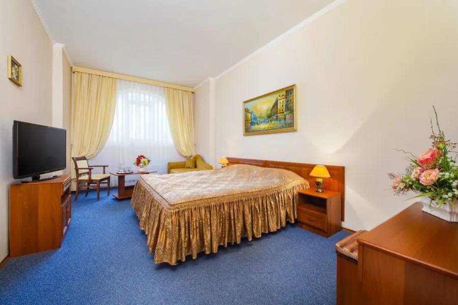 Номер «Джуниор сьют» в санатории «Солнечный» в Кисловодске - фотография